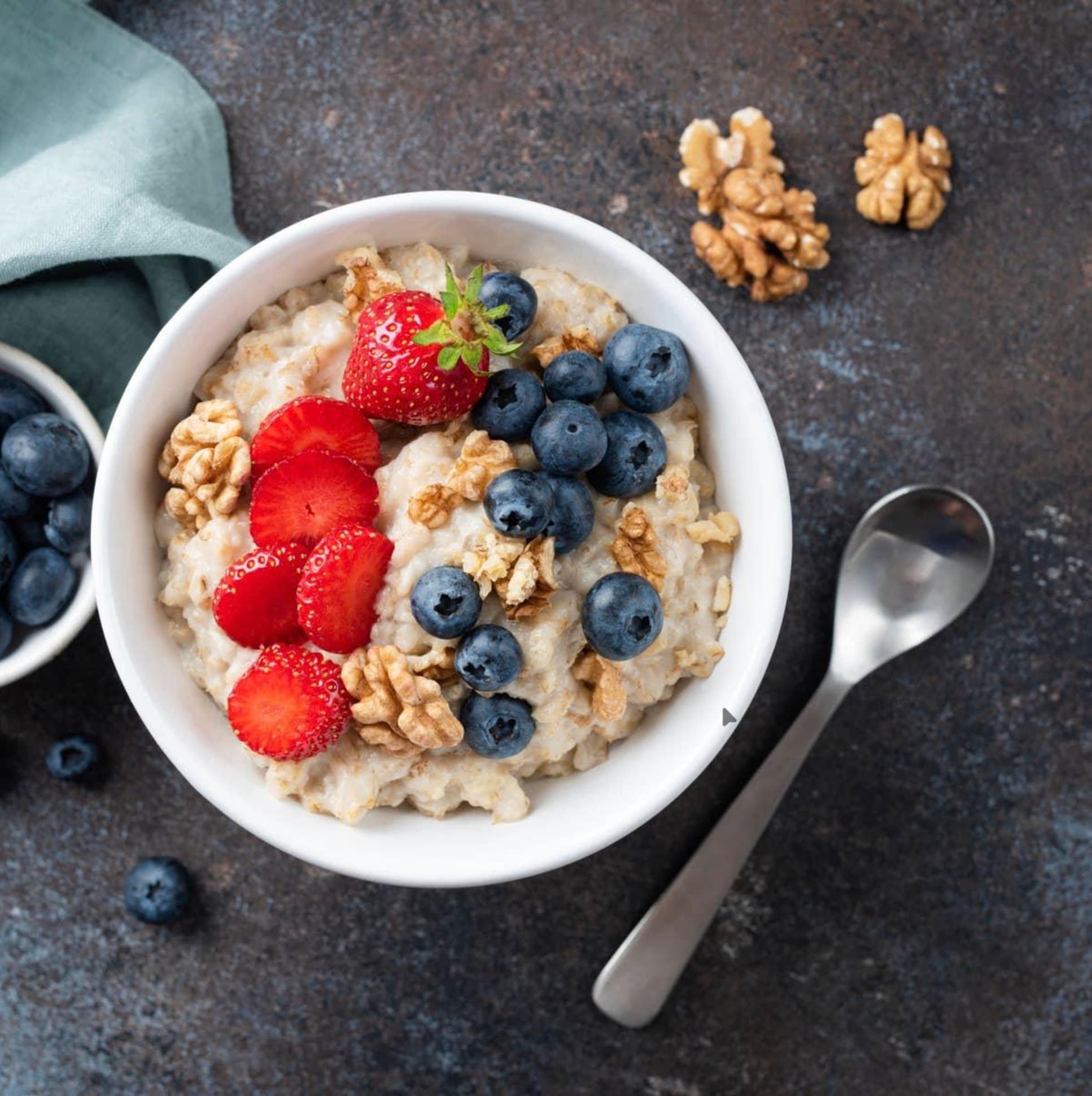 Bol de avena con fresas frescas, arándanos y nueces.